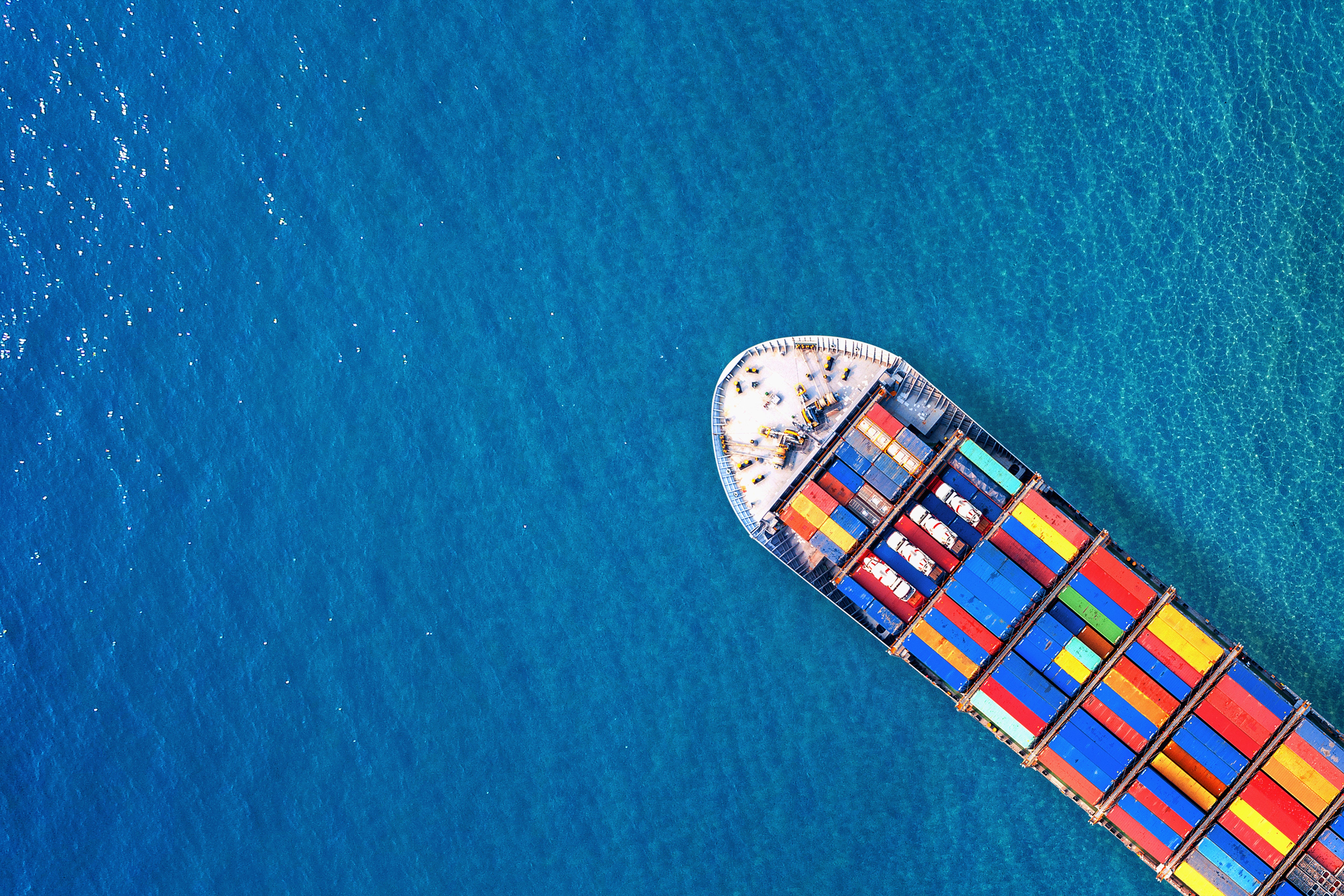 Luchtfoto van vrachtschip – keuze voor Europese productie